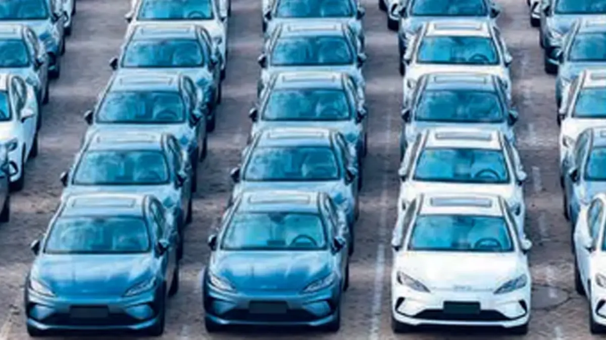 KUASAI PASAR: Mobil-mobil BYD di tempat penyimpanan di Tiongkok sebelum diekspor. (Foto: AFP)