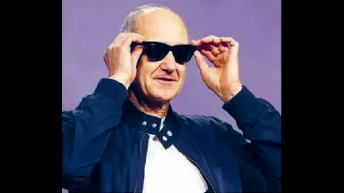 FITUR BARU: Presiden dan CEO Siemens AG Roland Busch menggunakan kacamata pintar Ray-Ban Meta yang terintegrasi dengan AI. Apple juga memproduksi kacamata pintar. (Foto: CAROLINE BREHMAN/AFP)