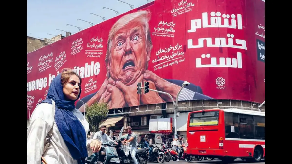 HARI TENANG: Papan reklame yang menyerukan pembalasan terhadap Presiden AS Donald Trump di Jalan Jomhouri, Teheran, Iran, kemarin (27/7). (Foto: AFP)
