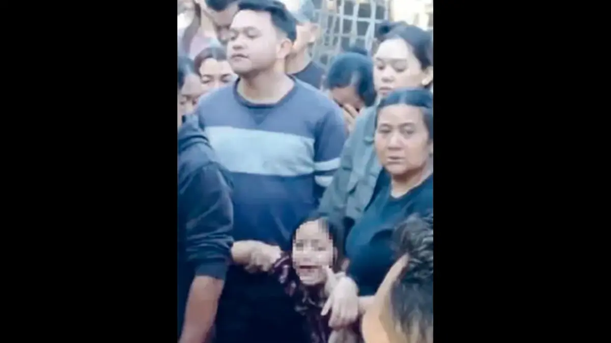 KEHILANGAN: Anak bungsu KD menangis saat ayahnya dimakamkan. (Foto: SUMBER UNTUK RADAR BALI/GRUP JAWA POS)