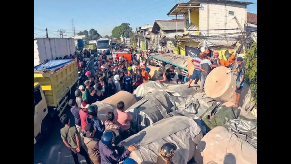 PICU KEPADATAN: Jalan nasional Surabaya-Malang macet imbas kecelakaan yang melibatkan tujuh kendaraan di Pasuruan, Jawa Timur, kemarin (27/7). (Foto: MOKHAMAD ZUBAIDILAH/RADAR BROMO GRUP JAWA POS)