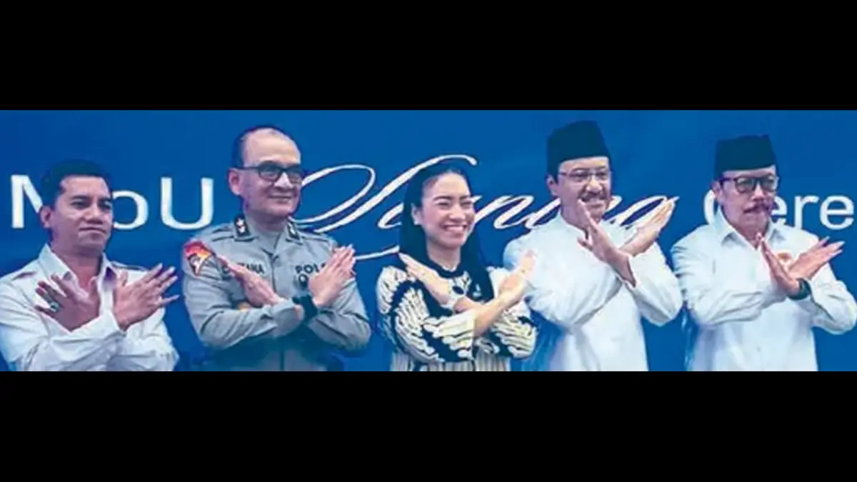 PROTEKSI: Menteri Sosial Saifullah Yusuf (dua dari kanan) setelah penandatanganan MoU dengan Jaringan Nasional Anti Perdagangan Orang di Jakarta kemarin (27/7). (Foto: JAWA POS)
