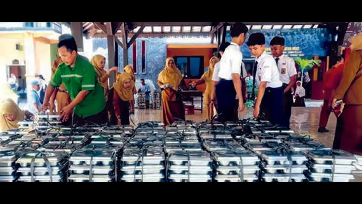 BERDASARKAN EVALUASI: Pendistribusian MBG di SMPN 1 Banyuwangi, Jawa Timur, beberapa waktu lalu. MBG akan dimulai lagi di sekolah tersebut Senin (3/8) pekan depan. (Foto: KSATRIA RAYA/RADAR BANYUWANGI GRUP JAWA POS)