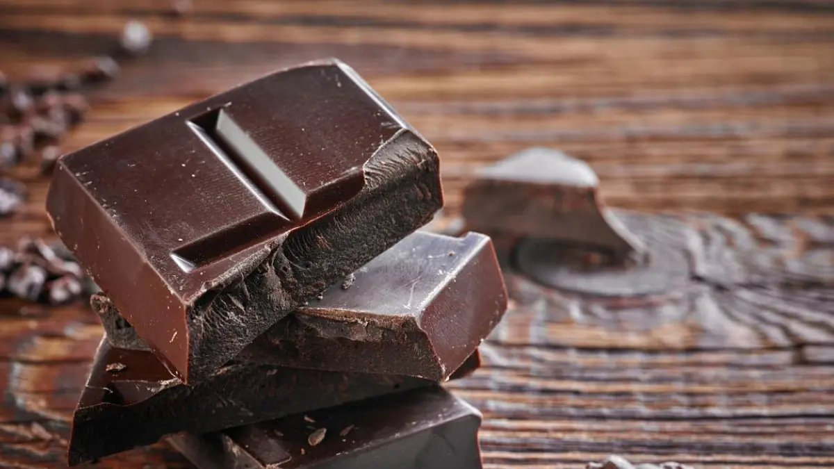 Ilustrasi cokelat hitam. Cokelat mengandung antioksidan seperti flavonoid, polifenol, dan katekin yang dapat memberikan berbagai manfaat bagi kesehatan jika dikonsumsi dalam jumlah yang wajar. Foto: Ilustrasi/Freepik.