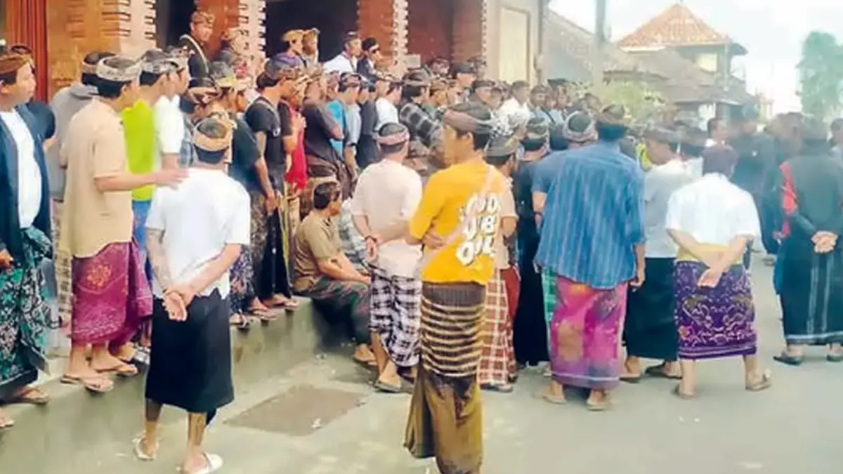 KASUS HUKUM: Warga berkumpul di Balai Desa Batunya, Tabanan, Bali, kemarin (28/7). Lima warga desa ini menjadi tersangka kasus pengeroyokan yang menyebabkan pencuri ayam tewas. (Foto: JULIADI/RADAR BALI GRUP JAWA POS)