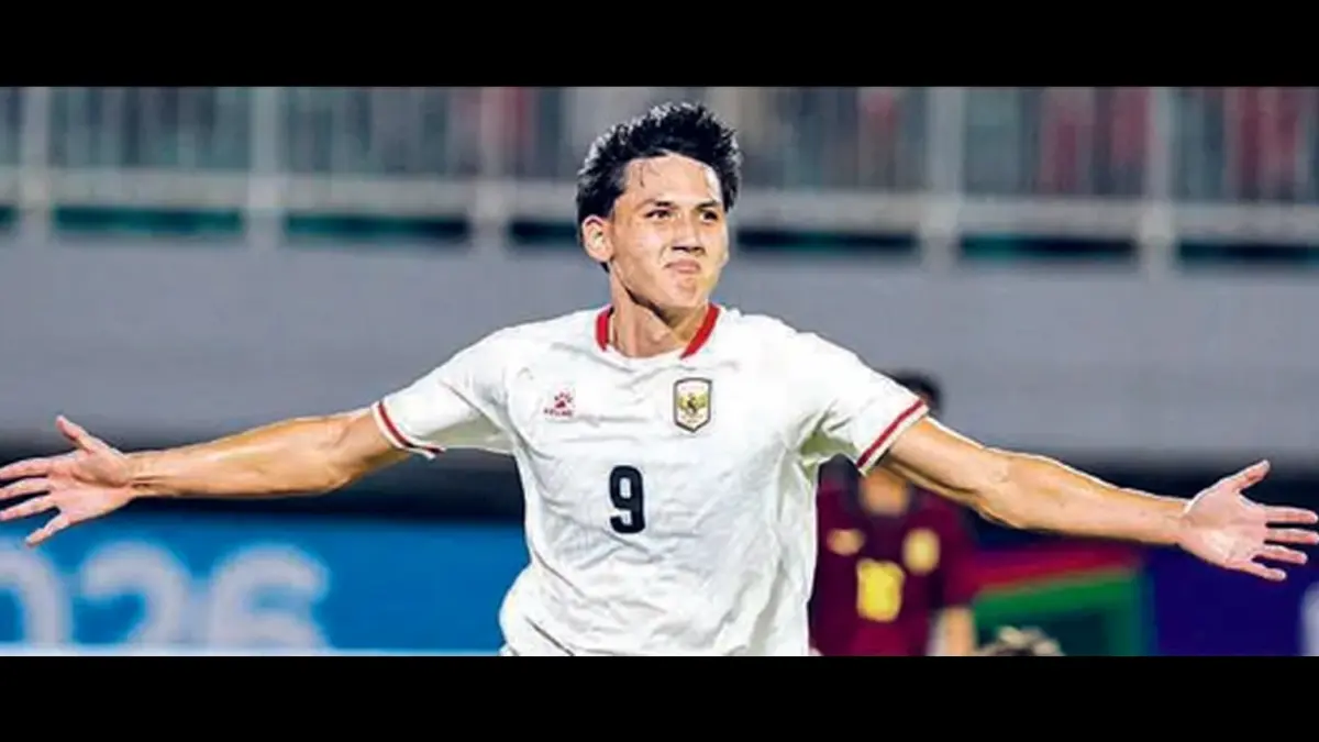 MONCER: Mitchell Bakker mencetak tiga gol ke gawang Kamboja, Senin (27/7). (Foto: SALMAN TOYIBI/JAWA POS)