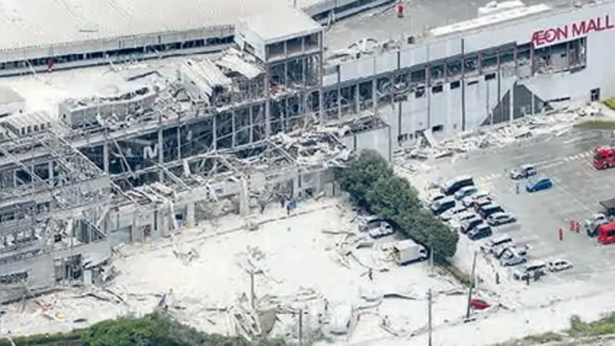 PENYELAMATAN: Tim penolong di luar gedung Aeon Mall Kumamoto yang lantai duanya runtuh kemarin. (Foto: JIJI PRESS/AFP)