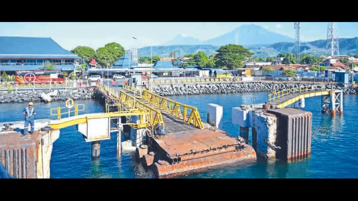 KEJAR TARGET: Dermaga ponton di Pelabuhan Ketapang menjadi salah satu dermaga yang ditingkatkan. Saat ini, tahap awal pengerjaan sudah dimulai dengan pemasangan pagar pembatas. (Foto: RAMADA KUSUMA / RADAR BANYUWANGI GRUP JAWA POS)