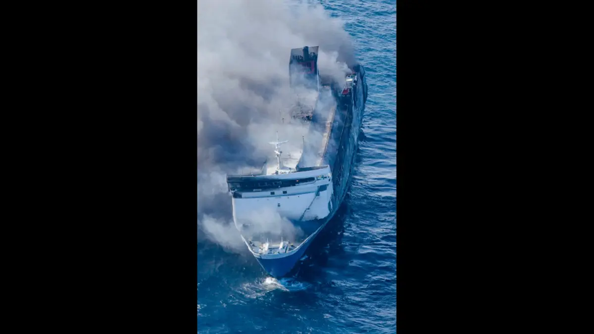 PETAKA DI TENGAH LAUT: Asap masih mengepul dari KMP Mutiara Sentosa 2 yang terbakar sekitar pukul 07.00 di perairan Sumenep, Madura, kemarin (2/8). Foto diambil dari pesawat NC 212-200 Aviocar U-6206 milik Skuadron Udara 600 Wing Udara 2 Puspenerbal.