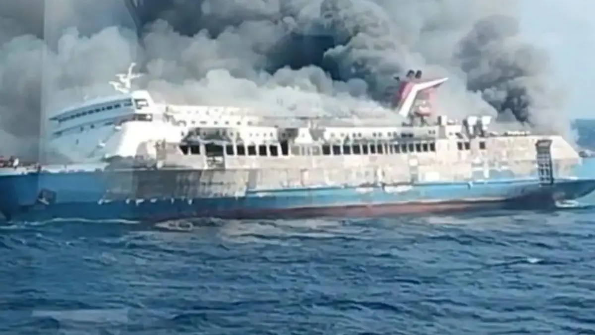 Tangkapan layar KM Mutiara Sentosa II yang terbakar di perairan Laut Jawa, Minggu (2/8/2026). (ANTARA/Kemenhub)