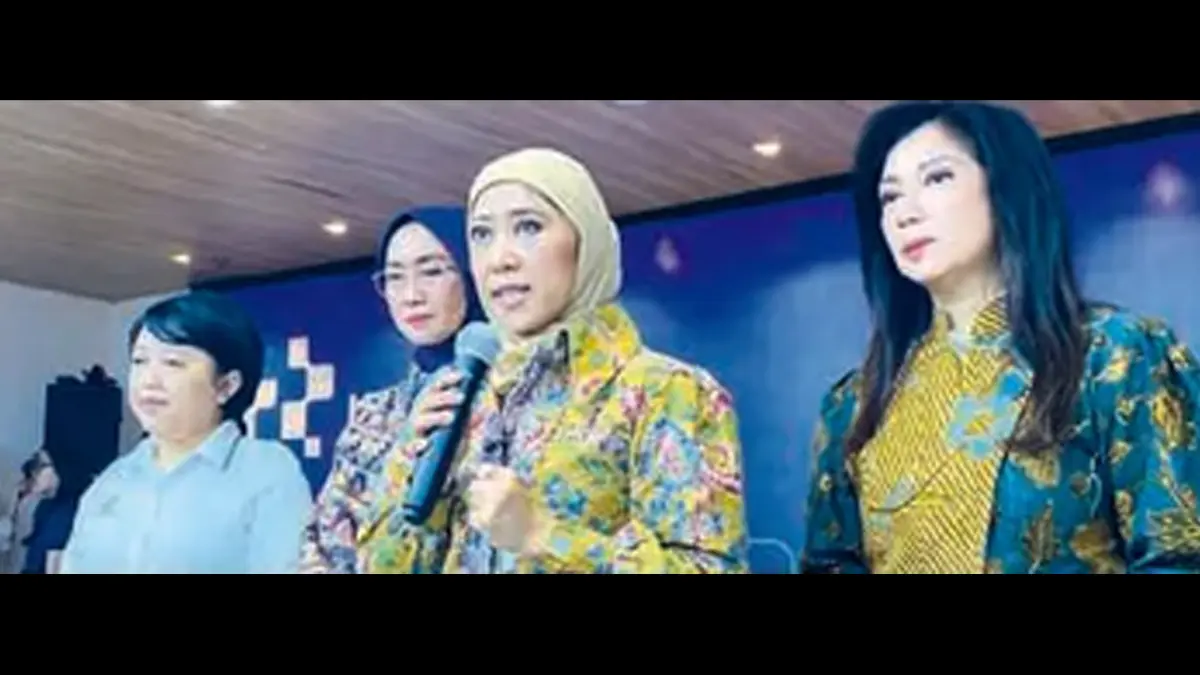 SARING INFORMASI: Meutya Hafid (dua dari kanan) setelah melantik anggota KIP di kantor Kementerian Komdigi kemarin (3/8). (Foto: HUMAS KOMDIGI)