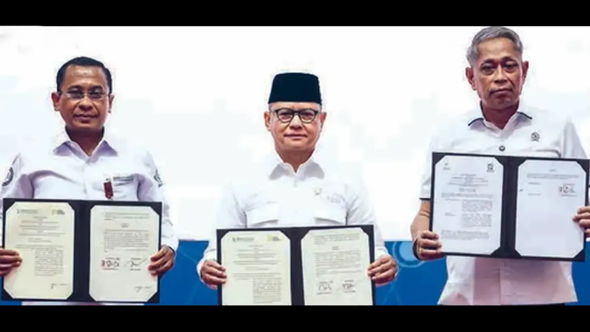 SINERGI: Prihati Pujowaskito (kiri) bersama Menteri Pelindungan Pekerja Migran Mukhtarudin (tengah) dan Wakil Menteri Sosial Agus Jabo Priyono menunjukkan berkas perjanjian kerja sama di Kantor Pusat BPJS Kesehatan, Jakarta, kemarin (3/8).
