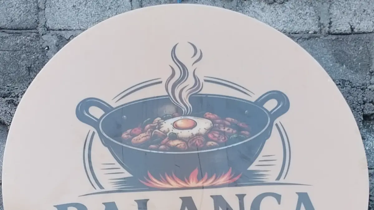 Cafe yang menyiapkan menu murah meriah.(Foto: Herry)