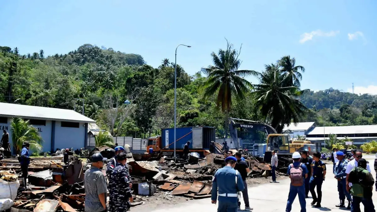 KSOP Bitung awasi proses pemotongan bangkai kapal.(Foto: Dok)