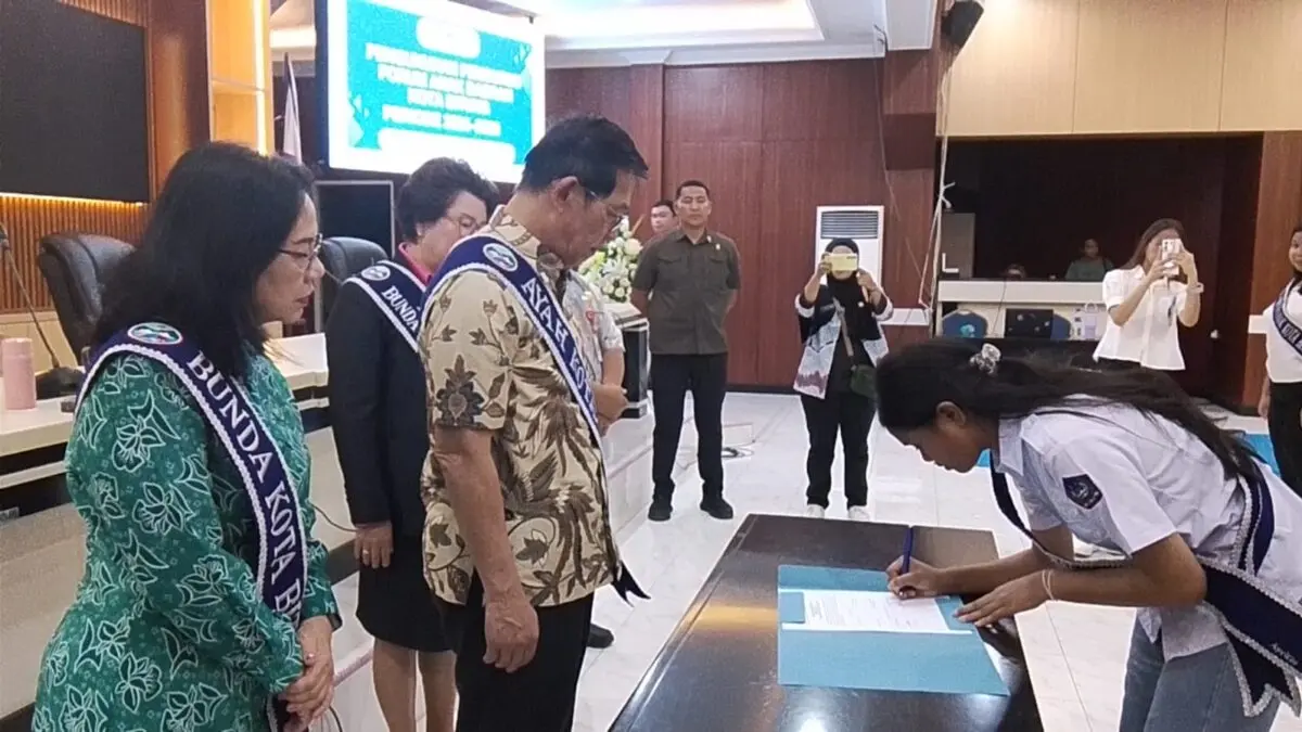 Wali Kota Hengky Honandar SE bersama Ketua TP PKK Ny. Ellen Honandar Sondakh SE melantik Pengurus FAD Kota Bitung Periode 2026–2028