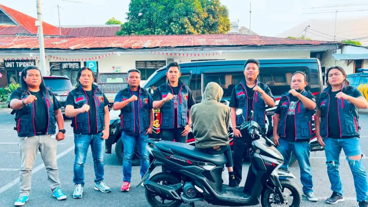 Terduga pelaku curanmor dan barang bukti yang diamankan Resmob Polres Bitung. (Foto: Dok)