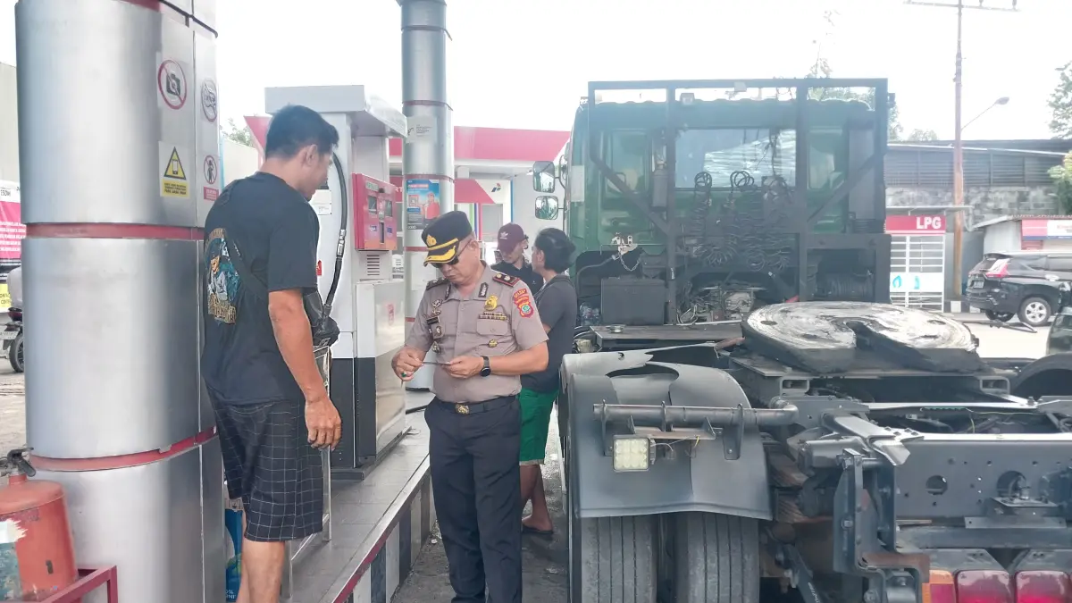 Wakapolres Bitung Kompol Daniel Korompis sidak di SPBU.