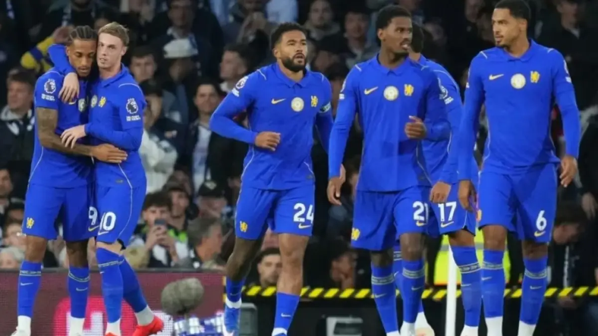 AWAL MUSIM POSITIF:  Skuad Chelsea merayakan kemenangan atas tuan rumah Fulham . Skor akhir 2-3. (foto: ist) 