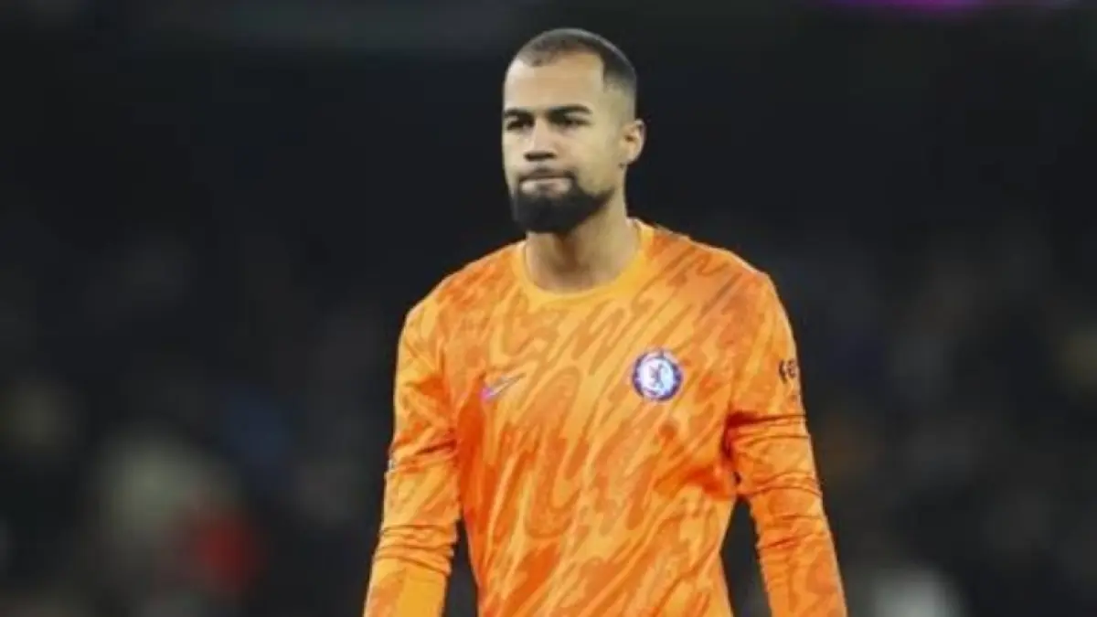 BIKIN KESAL: Gaya kiper Chelsea Robert Sanchez membuat fans menyindir pemain asal Spanyol itu setelah kebobolan dua gol. (foto: ist)  