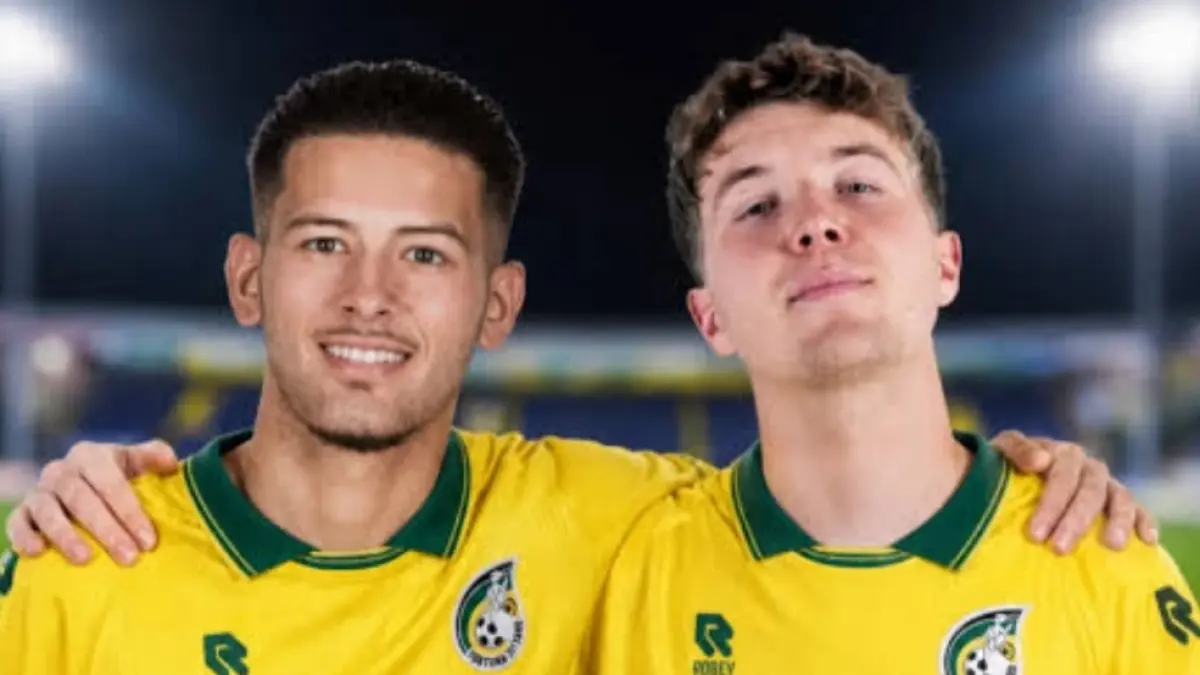 PETAKA KARTU MERAH: Ole Romeny dan Justin Hubner, dua punggawa timns Indonesia yang main di Fortuna Sittard, Eredivisie, Belanda. Ole disanksi KNVB akibat kartu merah langsung saat melawan AZ Alkmar pekan lalu. (foto: ist) 
