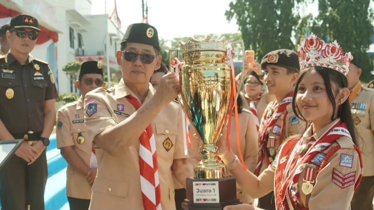 Wali Kota Bitung Hengky Honandar menyarahkan piala kepada juara 1 lomba. (Foto: Dok)