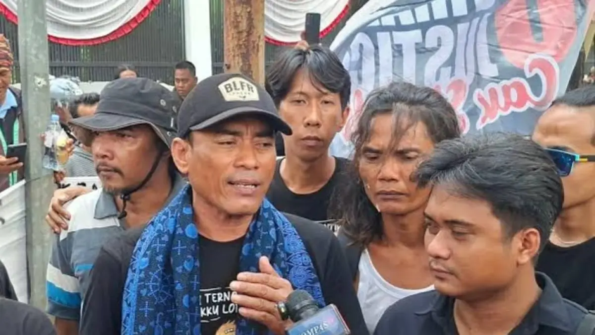 DUDUKI DPR RI: Ribuan warga Pati dan kelompok pendemo lainnya sukses menguasai gedung DPR RI saat demo Kamis (27/8) kemarin. (foto: ist) 