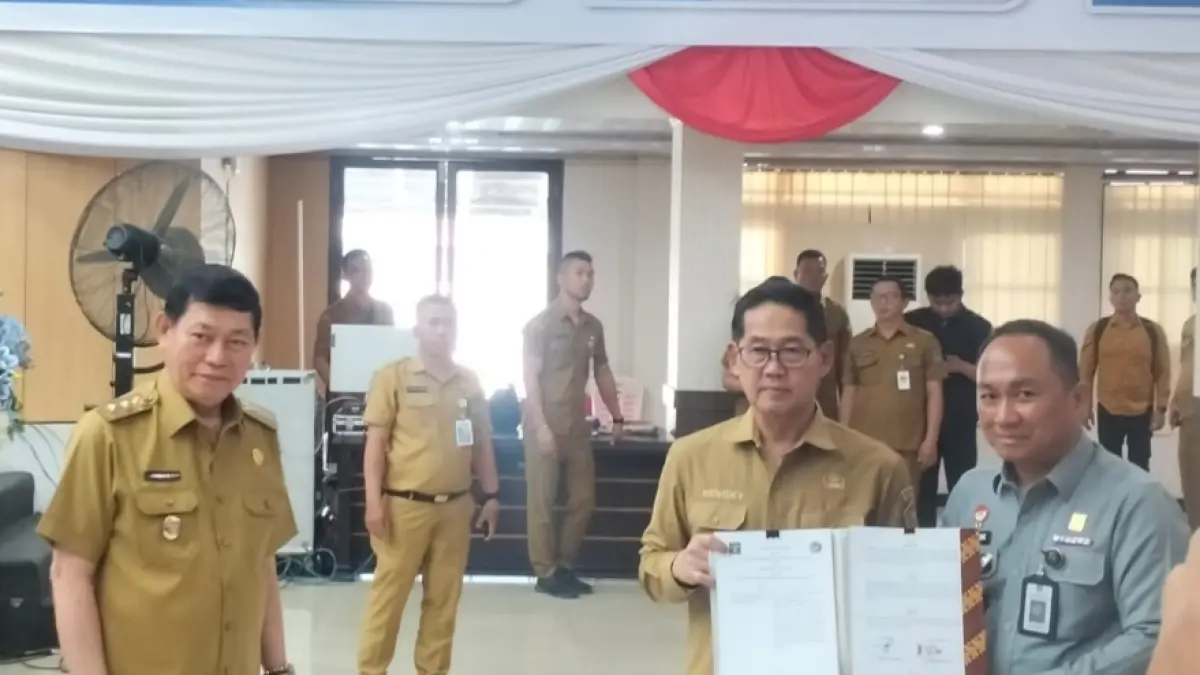 Wali Kota Bitung Hengky Honandar SE tanda tangan MoU bersama lintas sektor dalam menunjang penanganan hukum. (Foto: Herry Lengkong)