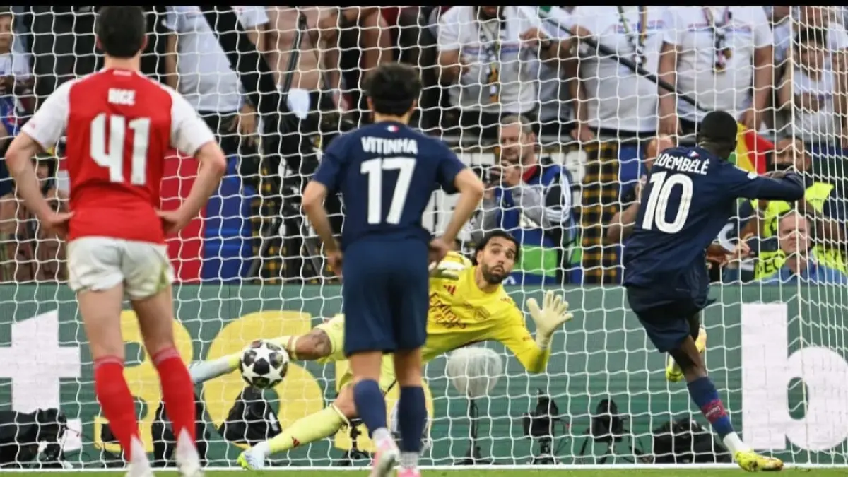 HANCURKAN ARSENAL: Gol penalti Ousmane Dembele pada final Liga Champions musim 2025/2026 memupus asa Arsenal merebut si Kuping Lebar kali pertama. PSG tampil sebagai juara back to back. Koleksi klub asal Paris, Prancis itu kini sudah dua tropi. (foto:ist)   