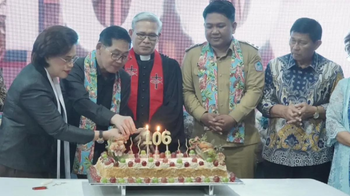 Wali Kota Bitung Hengky Honandar SE merayakan HUT ke-106 GMIM Imanuel Sagerat. (Foto: Dokumen Istimewa)