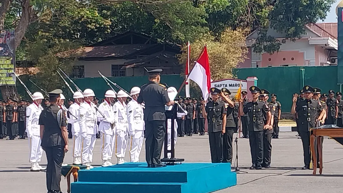 Pangdam XIII/Merdeka Mayor Jenderal (Mayjen) TNI Mirza Agus SIP melantik 326 prajurit Tamtama. (Foto: Herry Lengkong)