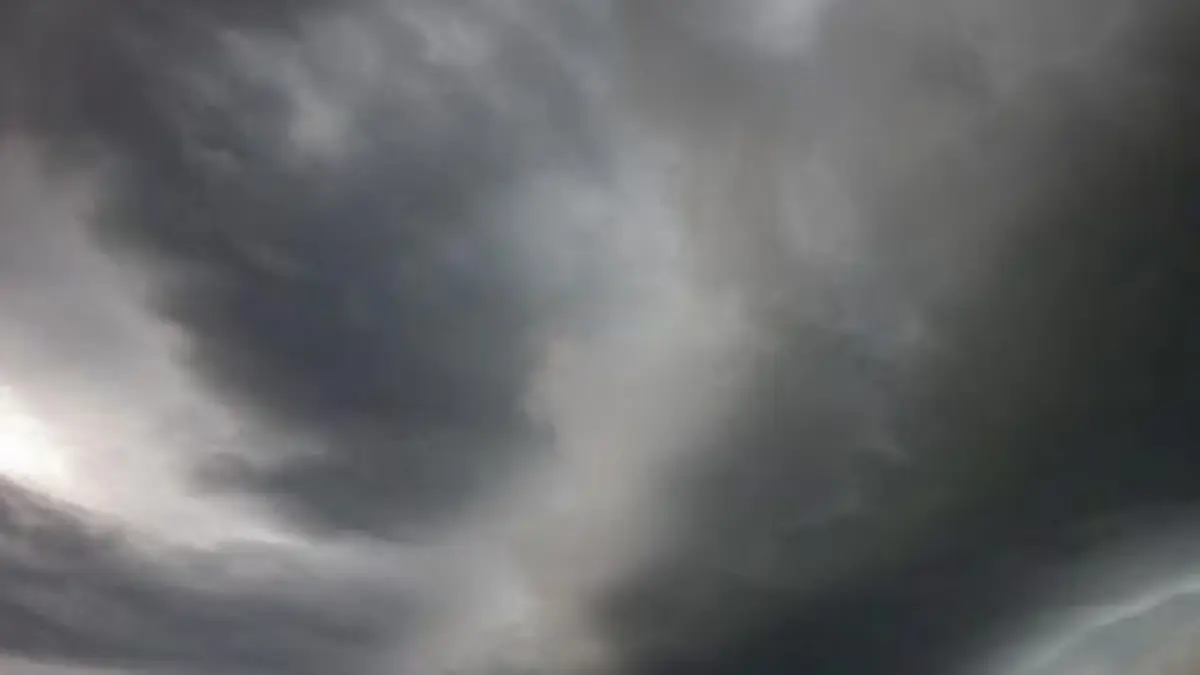 BELUM ADA  HUJAN: Kolaborasi antara El Nino kuat dan angin Monsoon Timur membawa awan-awan hujan keluar wilayah Indonesia termasuk Sulut yang membuat musim hujan masih jauh. (foto:ist) 