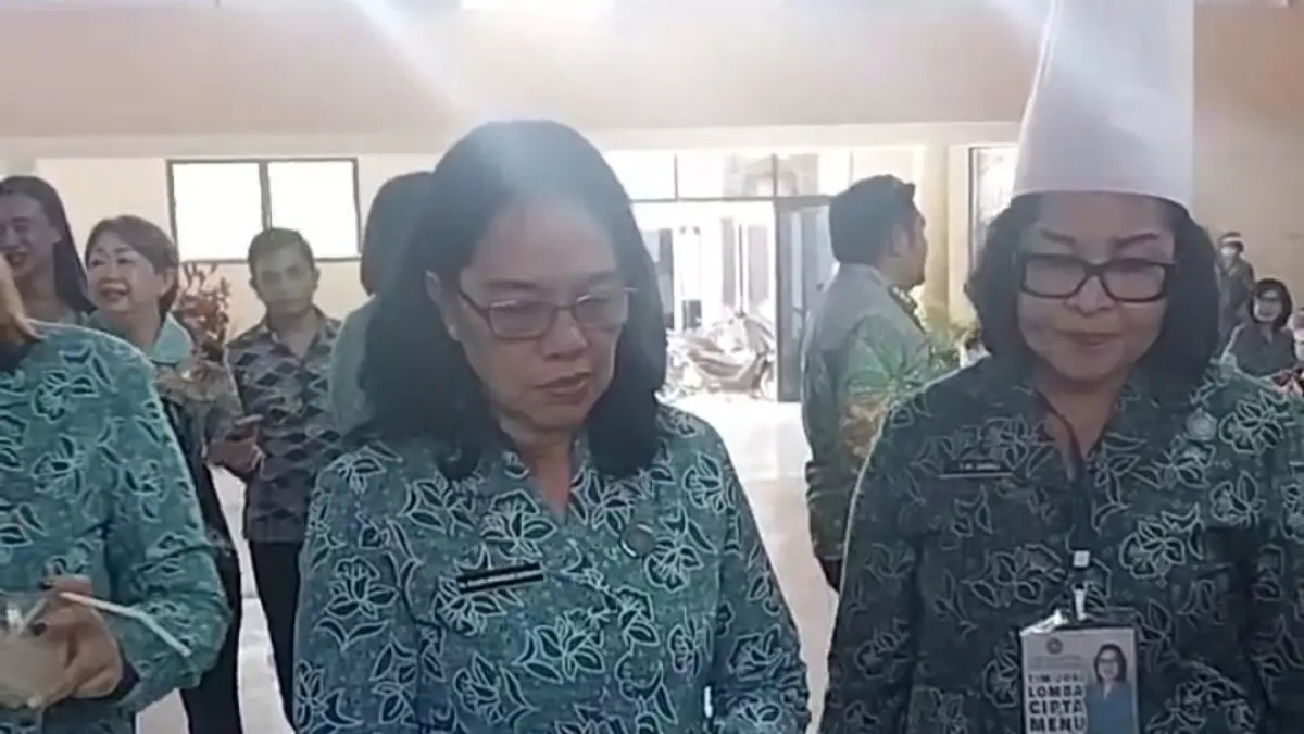 Peninjauan hasil olahan pangan lokal pada lomba cipta menu TP PKK Kota Bitung. (Foto: Herry Lengkong)