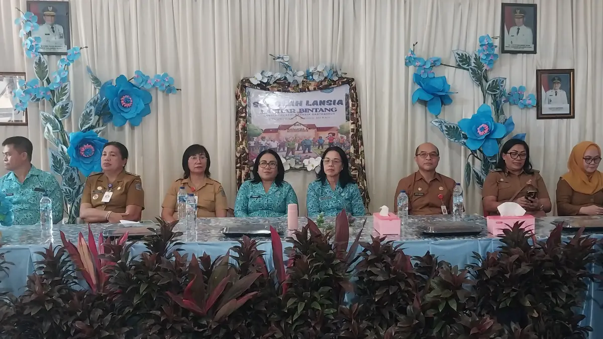 Launching Sekolah Lansia Laskar Bintang Tanjung Merah oleh Ketua TP PKK Kota Bitung Ny Ellen Honandar Sondakh SE. (Foto: Herry Lengkong)