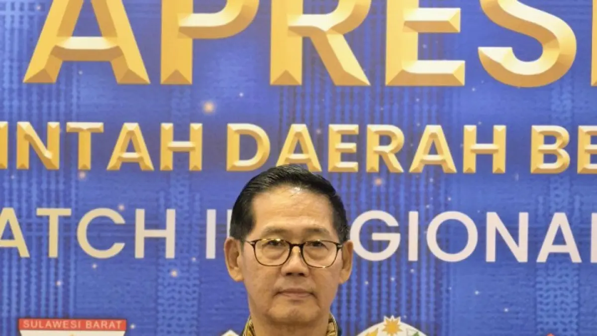 Wali Kota Bitung Hengky Honandar SE saat menerima penghargaan dari Kementerian Dalam Negeri. (Foto: Dokumen Istimewa)