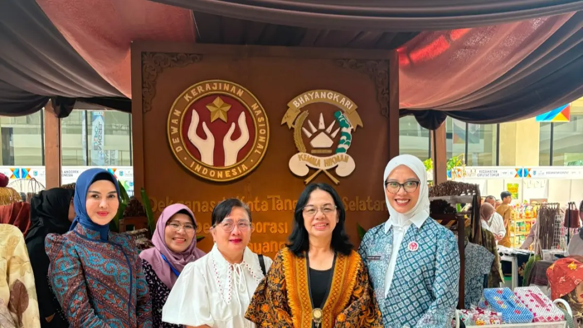 Ketua Dekranasda Bitung Ny. Ellen Honandar Sondakh SE Bertukar Inspirasi di Tangsel Expo. (Foto: Dok Ist)