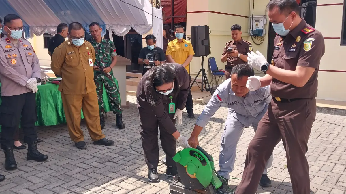 Pemusnahan barang bukti oleh Kejaksaan Negeri Bitung. (Foto: Herry Lengkong)