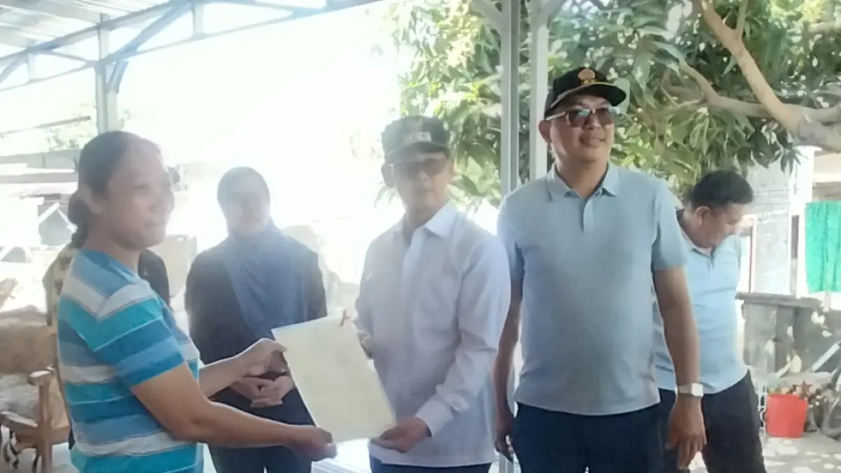 Penyerahan Sertipikat kepada salah satu masyarakat Kelurahan Bitung Timur. (Foto: Herry Lengkong)