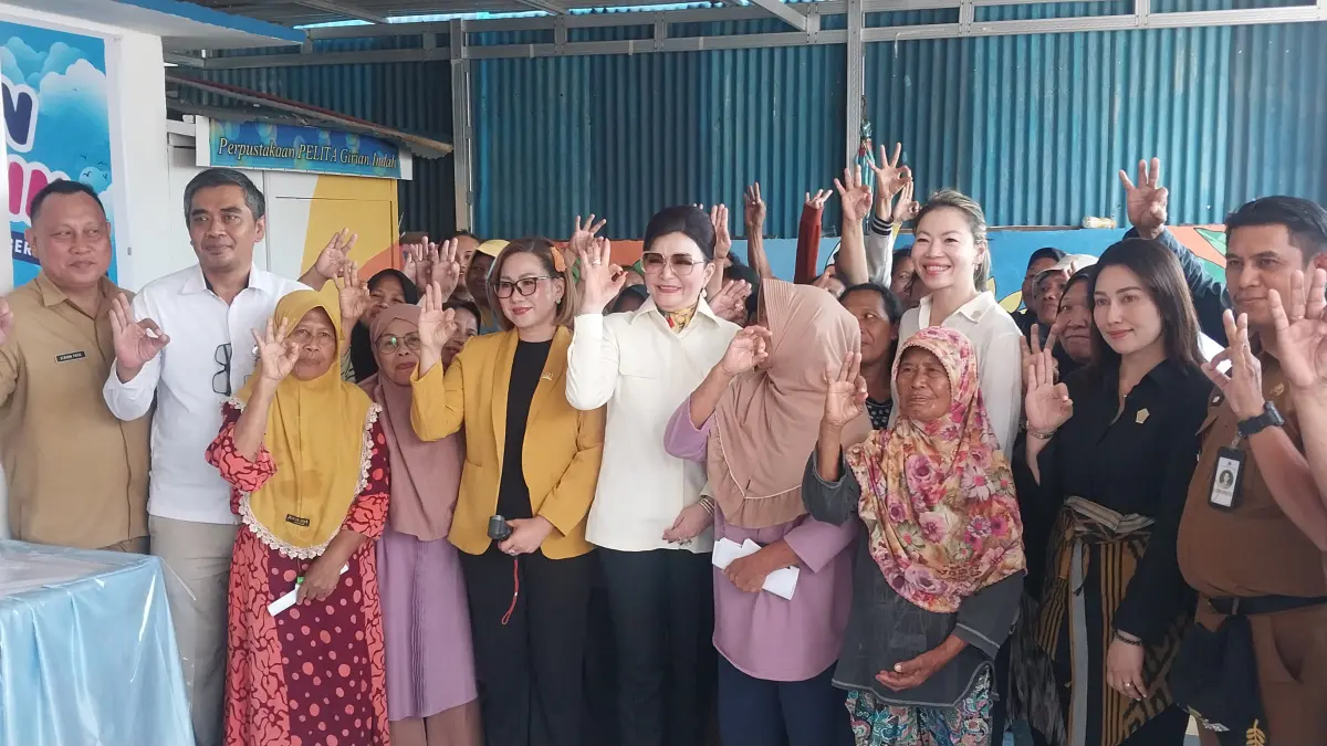 Anggota Komisi VI DPR RI Christiany Eugenia Paruntu bersama masyarakat penerima bantuan pangan. (Foto: Herry Lengkong)