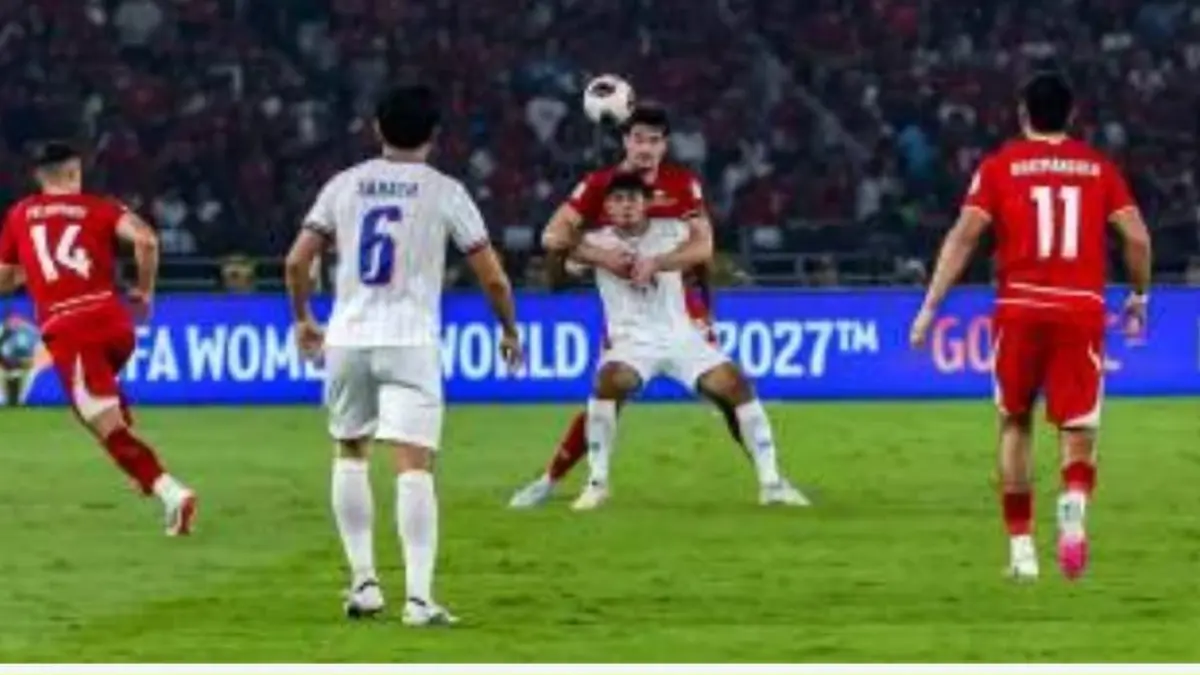 BUKAN KEMENANGAN MUDAH: Meski bertarung keras, saling jegal dan ngotot selama 120 menit, timnas Indonesia dan timnas Thailand menunjukkan sportivitas tinggi. Usai laga, pemain dan ofisial Indonesia berbaris menghormati timnas Thailand yang lebih dulu dikalungi medali perak sebagai runner up. (foto:ist)