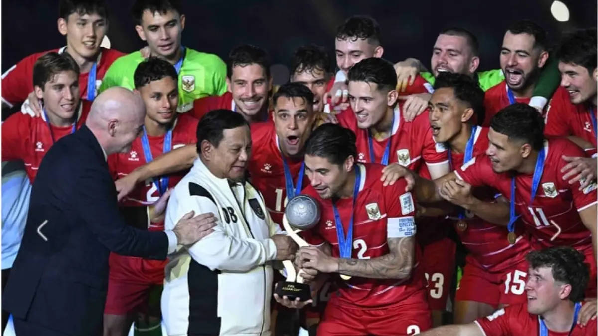 DISEAHKAN DUA PRESIDEN: Presiden Prabowo Subianto dan Presiden FIFA Gianni Infantino menyerahkan tropi FIFA Asean Cup kepada timnas Indonesia usai mengalahkan Thalaind di final lewat drama adu penalti. SKor akhir 4-2 setelah main imbang sampai babak ekstyra time 2-2. (foto/rri/ant)