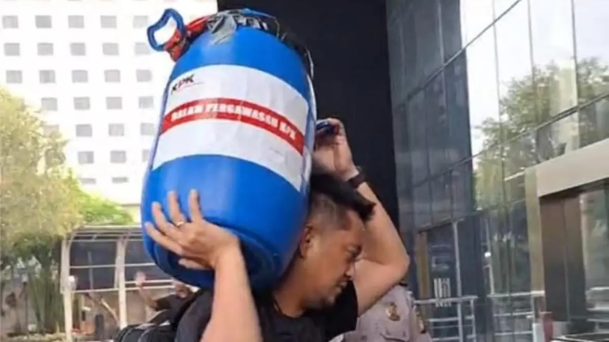 SENSASI TONG BIRU: Jika banyak pelaku korupsi menyimpan duit dalam brankas di rumah dengan memodifikasi seperti diletakkan di tembok, Bupati Klaten Hamenang Wajar Ismoyo justru menaruh duit hasil korupsi di tong biru yang biasa dipakai untuk mengisi persediaan air atau bahan makanan lainnya, termasuk beras. (foto:ist)
