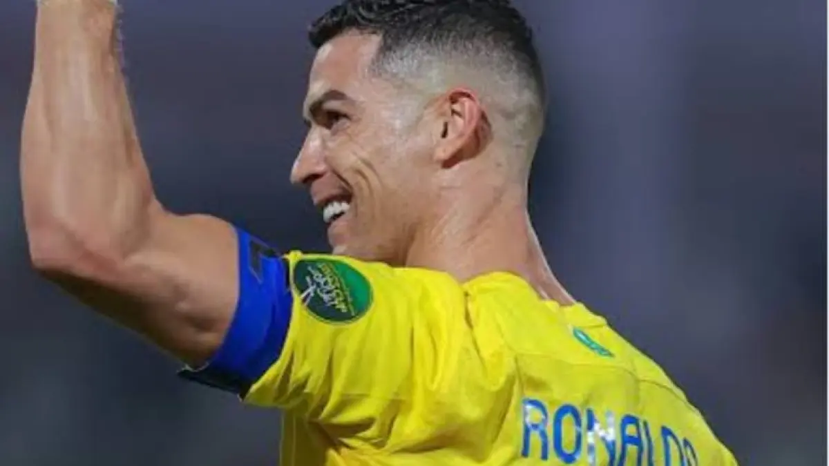 BELUM PENSIUN: Meski sudah berusia 41 tahun, obsesi Christiano Ronaldo mencapai 1000 gol masih menggebu. Ia tinggal butuh 18 gol lagi untuk mencetak rekor fantastis. Sedangkan prestasinya meraih 5 Ballon d'Or pun dianggap akan sulit disamai pemain generasi sekarang. (foto:ist)