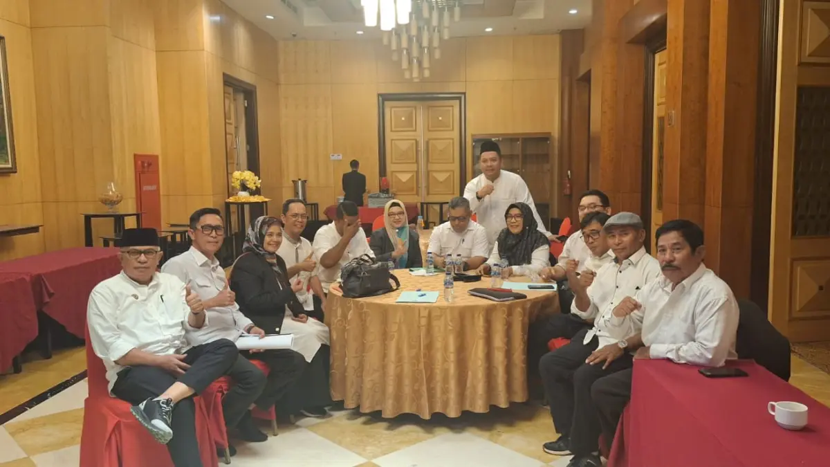 TUNGGU GILIRAN DIKULITI PANSEL:Sambil menunggu giliran untuk diwawancari Pansel, para Balon yang dini hari tadi, 15 orang sudah resmi ditetapkan sebagai Calon Presidium (Capres), berfoto bersama di lokasi wawancara, Swissbell Hotel Maleosan Manado Rabu, 28 Oktober 2026. (foto:ali)