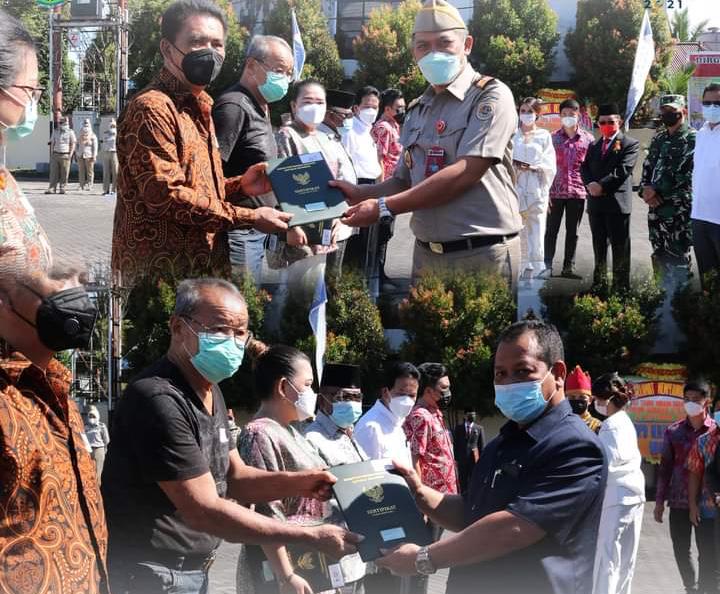 PENGHARGAAN: Pemberian penghargaan Satya Lencana kepada tiga orang pegawai di Kantah Kota Manado, dan penyerahan sertipikat hak atas tanah s secara simbolis. foto: istimewa