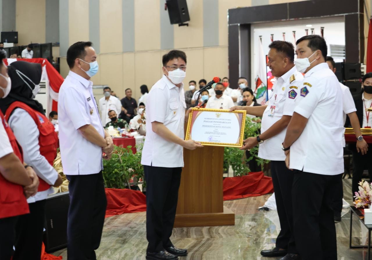 PRESTASI: Andrei Angouw mendapatkan apresiasi langsung dari Gubernur Sulut Olly Dondokambey. Hal ini karena program vaksknasi yang berjalan maksimal. foto: istimewa