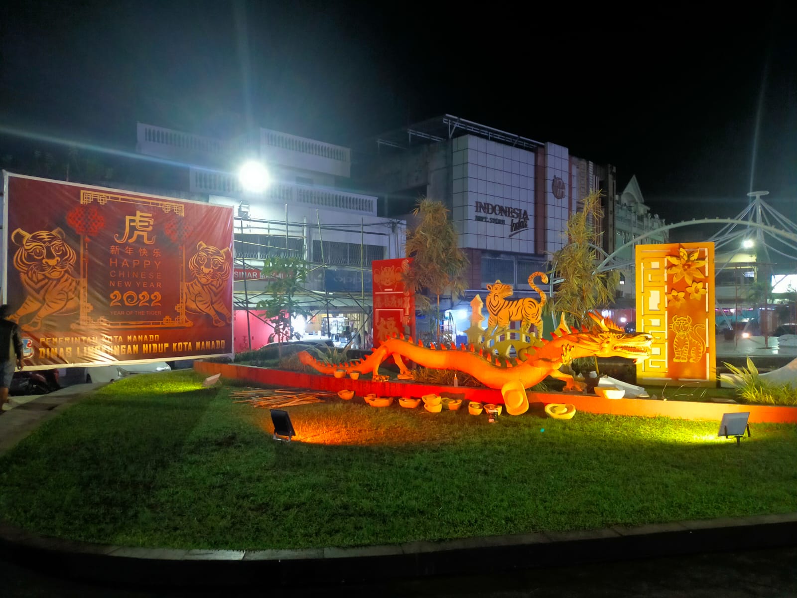 SAMBUT PERGANTIAN TAHUN BARU IMLEK: Ornamen Imlek mulai dipasang oleh pihak DLH Manado. Suasana ini memantik keinginan masyarakat untuk menikmati indahnya pernak-pernik Imlek. foto: DLH Kota Manado