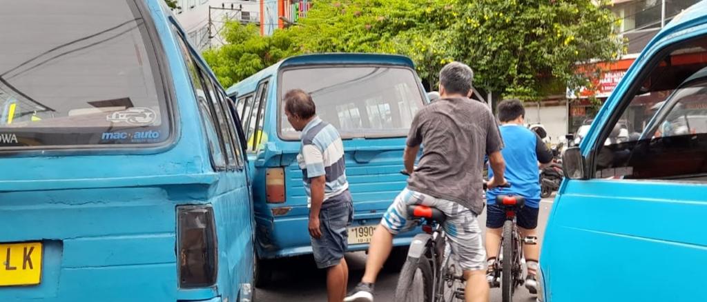SUPIR angkutan umum di Kota Manado, diminta jangan menaikkan tarif angkutan secara sepihak. Karena baru bisa diberlakukan setelah ada SK terbaru dari pemerintah. foto: Gregorius