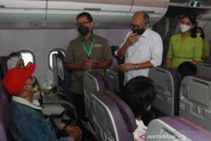 Ketua Indonesia National Air Carriers Association (INACA) Denon Prawiraatmadja (ketiga kanan) bersama CEO Citilink Indonesia Juliandra Nurtjahjo (kedua kanan) berbincang dengan penumpang tentang kampanye keselamatan berpergian dengan pesawat