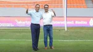 Anies Baswedan dan Ridwan Kamil pose bareng usai adu penalti di Stadion JIS