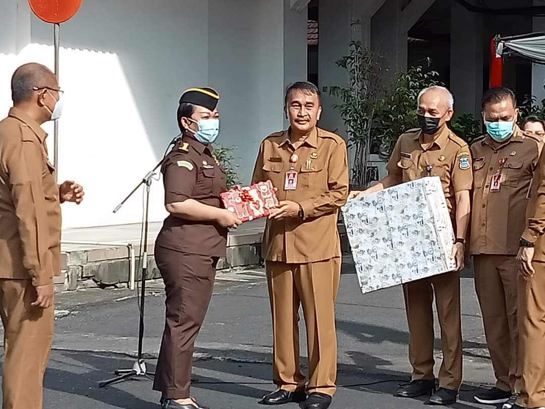 PAMIT: Pelepasan Budi Yanti Putri, untuk melanjutkan tugas sebagai seorang jaksa di Kantor Kejakaan Tinggi Sulawesi Utara. foto: istimewa